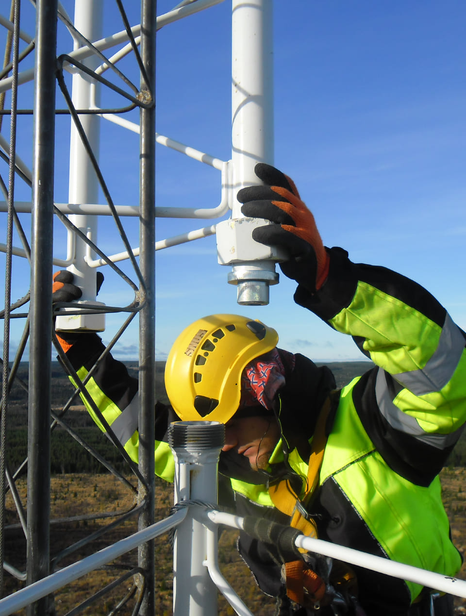 Equipo trabajando en una torre